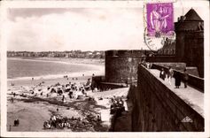 CPA Saint Malo Les Remparts le Chateu et la Plage des Bains