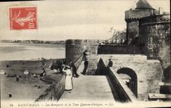 CPA Saint Malo Les Remparts et la Tour Quic en Groigne