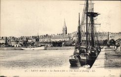 CPA Saint Malo Le Bassin a flot Bateaux