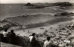 CPA Saint Malo (I et V) La Plage de Bonsecours de gauche a droite le Petit Bey Cezembre et le Grand 
