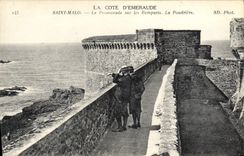 CPA St Malo Le Promenade sur les Remparts La Poudriere