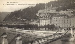 CPA Grenoble Le Pont suspendu et les Quais