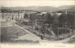 CPA Grenoble La Place de la Constitution et les Alpes