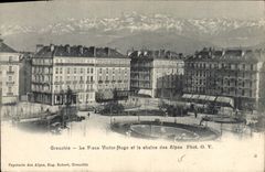 CPA Grenoble La Place Victor Hugo et la chaine des Alpes