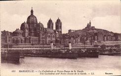 CPA Marseille La Cathedrale et Notre Dame de la Garde Bateaux