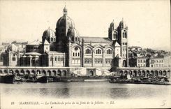CPA Marseille La Cathedrale prise de la Jetee de la Joliette
