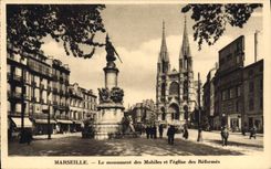 CPA Marseille Le monument des Mobiles et l'eglise des Reformes