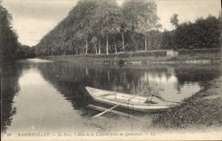 CPA Rambouillet Le Parc l'Allee de la Laiterie prise du Quinconce 