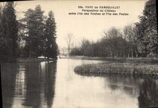 CPA Parc de Rambouillet Perspective du Chateau entre l'lle des Roches et l'lle des Poules 