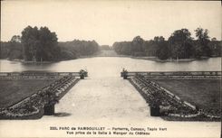 CPA Parc de Rambouillet Parterre Canaux Tapis Vert Vue prise de la Salle a Manger du Chateau 