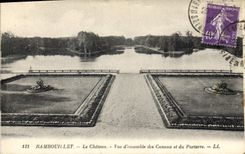 CPA Rambouillet Le Chateau Vue d'ensemble des Canaux et du Parterre 