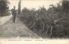 CPA L'Ecole Saint Cyr En Maneuvers En Embuscade Militaria