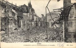 CPA Reims Archeveche apres le bombardement et incendie 