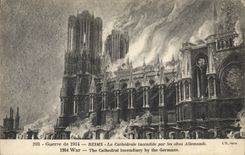 CPA Guerre de 1914 Reims La Cathedrale incendie par les obus Allemands 