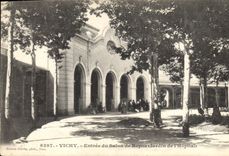 CPA Vichy Entree du Salon de Repos Jardin de l'Hopital 