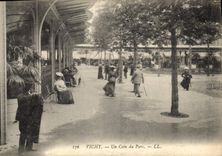 CPA Vichy Un coin du Parc 