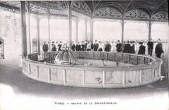 CPA Vichy Source de la Grande Grille 