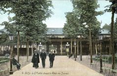 CPA Vichy la Grande allee devant le Palais des Sources 