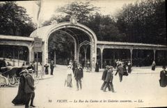 CPA Vichy La Rue du Casino et les Galeries couvertes 