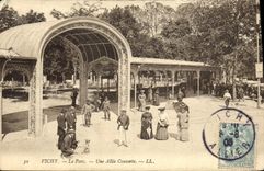 CPA Vichy Le Parc Une Allee Couverte 
