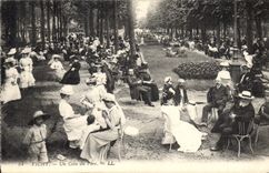 CPA Vichy Un coin du Parc 