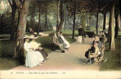CPA Vichy Une allee au parc des Celestins 