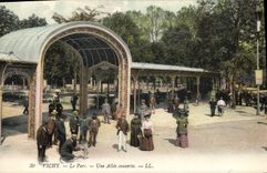 CPA Vichy Le Parc Une Allee couverte 