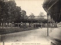 CPA Vichy Allee couverte et Palais des Sources 