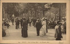 CPA Vichy Sur le Vieux Parc La Grande Allee 