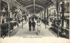 CPA Vichy L'Allee couverte du Parc 