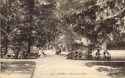 CPA Vichy Un Coin du Parc 