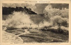 CPA Dinard Bretagne Etude de Vagues sur la Digue 