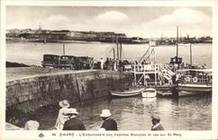 CPA Dinard L'Embarcadere des Vedettes Blanches et vue sur St Malo 