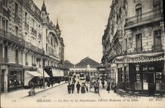 CPA Orleans La Rue de la Republique l'Hotel Moderne et la Gare Hotel du Commerce
