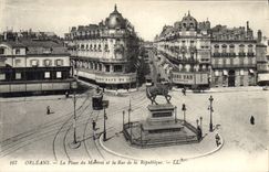 CPA Orleans La Place du Martroi et la Rue de la Republique 