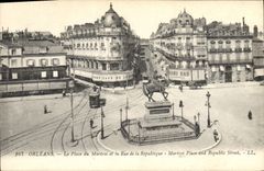 CPA Orleans La Place du Martroi et la Rue de la Republique 