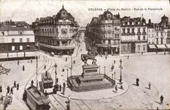 CPA Orleans Place du Martroi Rue de la Republique Tramway