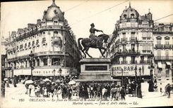 CPA Orleans La Place du Martroi et la Statue de Jeanne d'Arc 