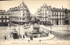 CPA Orleans La Place du Martroi et la Rue de la Republique 