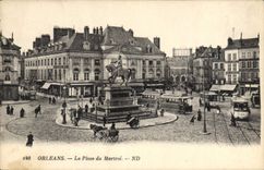 CPA Orleans La Place du Martroi Tramways