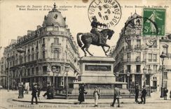 CPA Orleans la Place du Martroi Statue de Jeanne D'Arc 