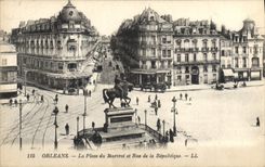 CPA Orleans La Place du Martroi et Rue de la Republique 