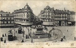 CPA Orleans La Place du Martroi et la Rue de la Republique Tramway