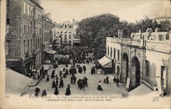CPA Saint Malo La Place Chateaubriand et la Porte Saint Vincent 