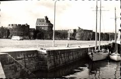 CPA En Bretagne Saint Malo L et V Vue du Donjon et du Bassin des Yachts 