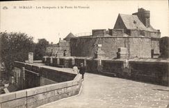 CPA St Malo Les remparts a la Porte St Vincent 