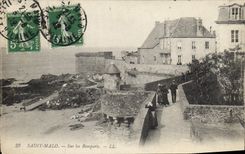 CPA Saint Malo Sur les Remparts 