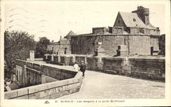 CPA Saint Malo Les Remparts a la porte St Vincent 