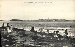 CPA Dinard dans les rochers au loin St Malo 