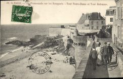CPA St Malo la promenade sur les Remparts Tour Notre Dame et Tour Bidouane 